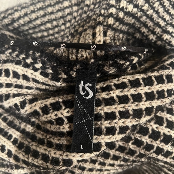 Beautiful Knit Cardigan 🍁 - Picture 10 of 11